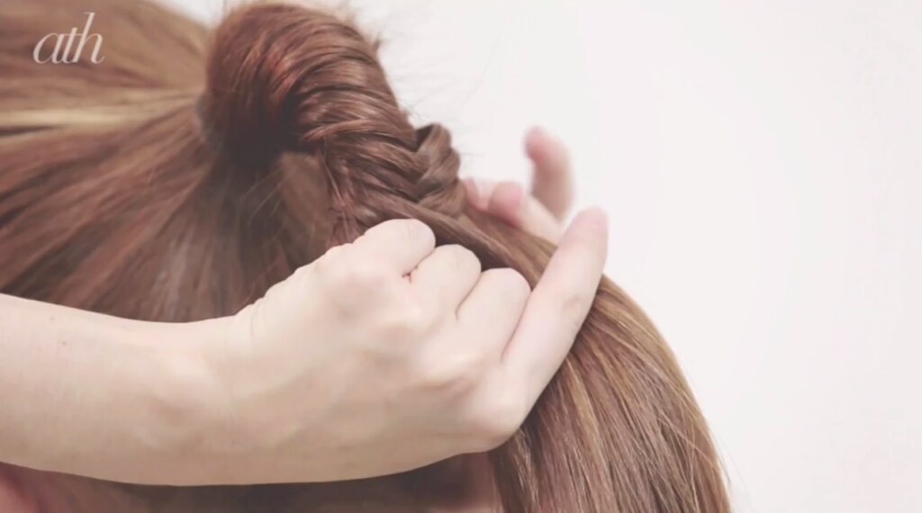 ผู้หญิงเอเชีย ไว้ผมยาว สีน้ำตาล ถักเปียก้างปลา