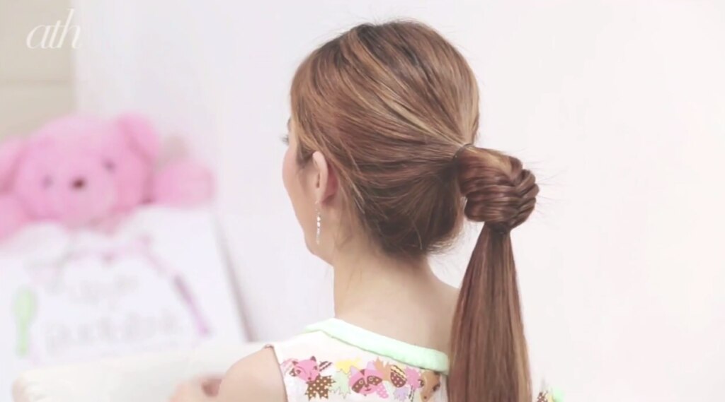 ผู้หญิงเอเชีย ไว้ผมยาว สีน้ำตาล ทำผมทรงผมถักเปียน่ารักๆ เสร็จแล้ว