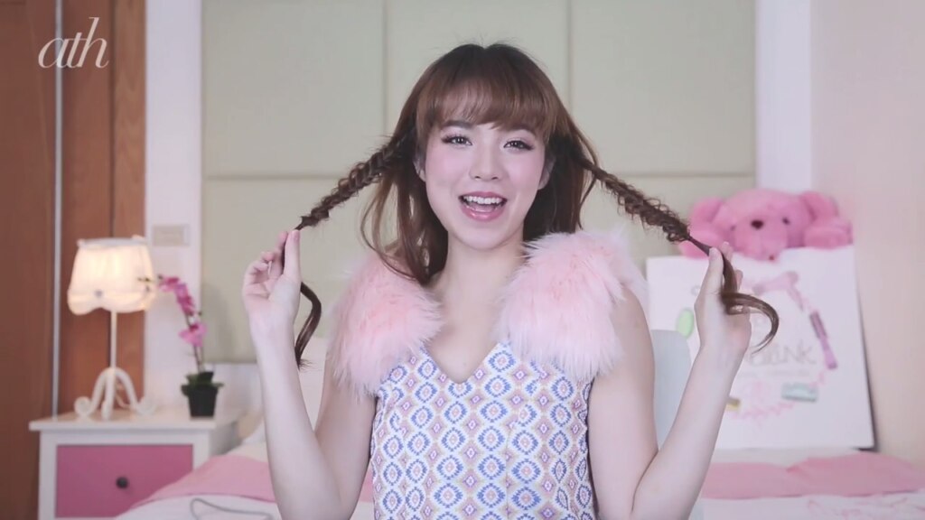 ผู้หญิงเอเชีย ไว้ผมยาว สีน้ำตาล ถักเปียก้างปลา 2 ข้าง