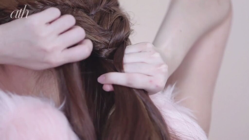 ผู้หญิงเอเชีย ไว้ผมยาว สีน้ำตาล ถักเปียก้างปลาด้านหลัง