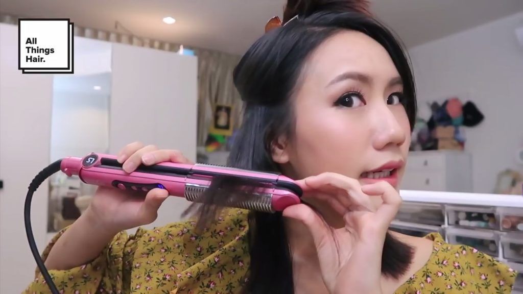 ผู้หญิง กำลังดัดผมลอนสไตล์เกาหลี