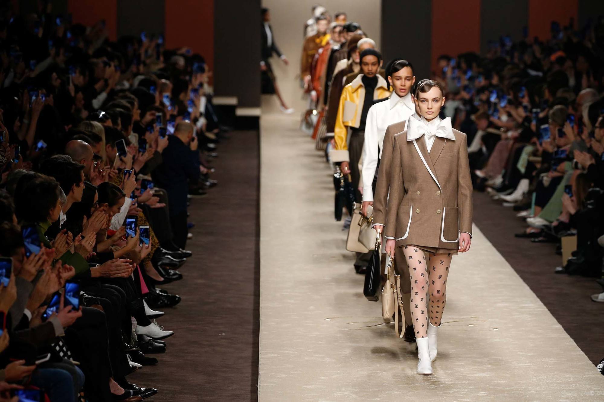 แฟชั่นโชว์ Fendi F/W 2019 ผลงานสุดท้ายของ คาร์ล ลาเกอร์เฟลด์  (Credit: indigitalimages.com)