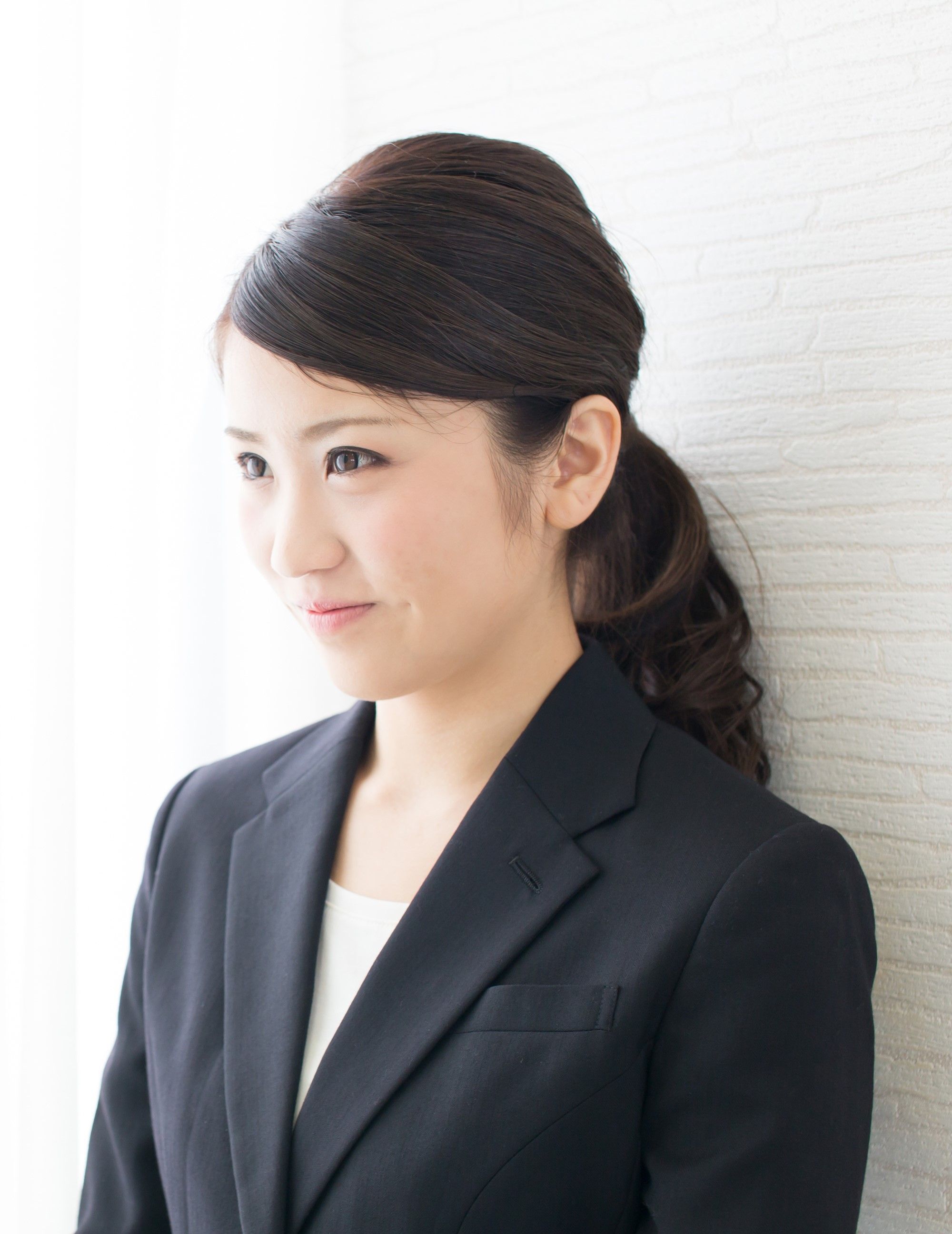 รวบผมหางม้าต่ำ (credit: shutterstock)