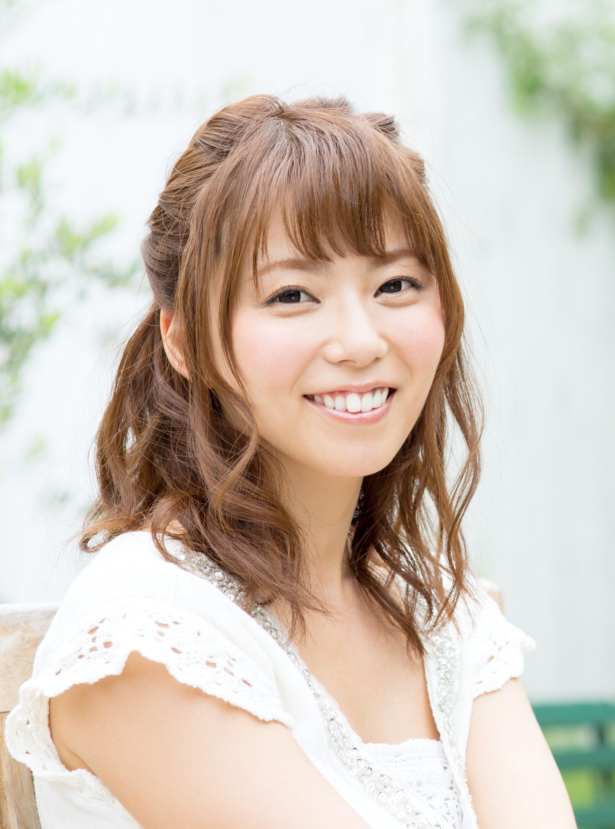 รวบผมครึ่งศีรษะ สำหรับคนผมประบ่า (credit: shutterstock)