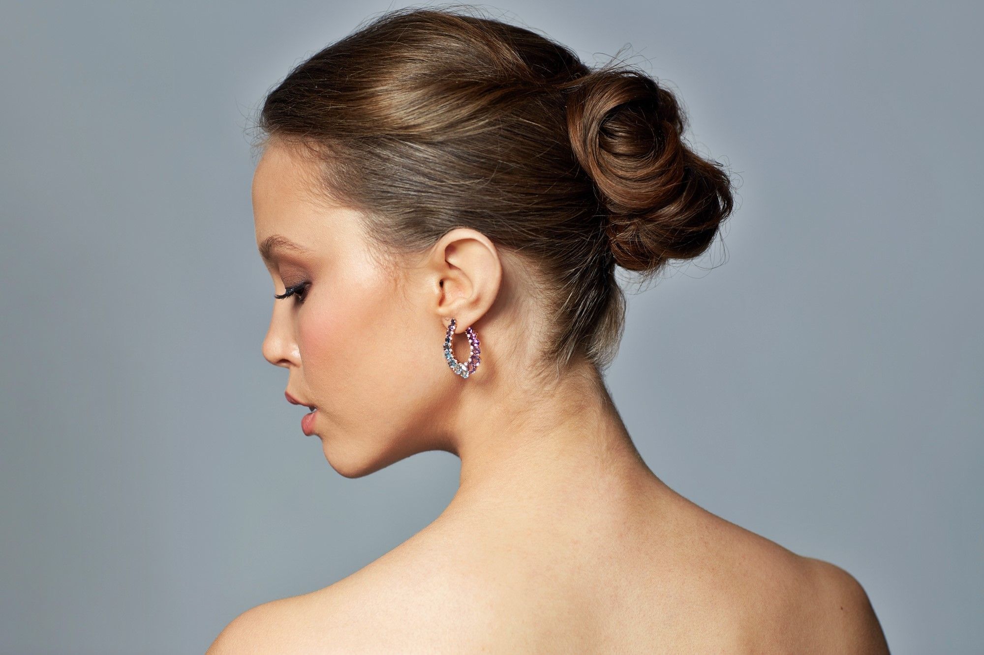 เกล้าผมมวยสูง (credit: shutterstock)