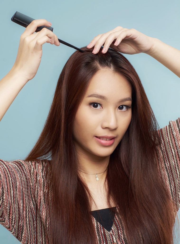 ผู้หญฺิงผมยาว ถักเปียเบี่ยงข้าง