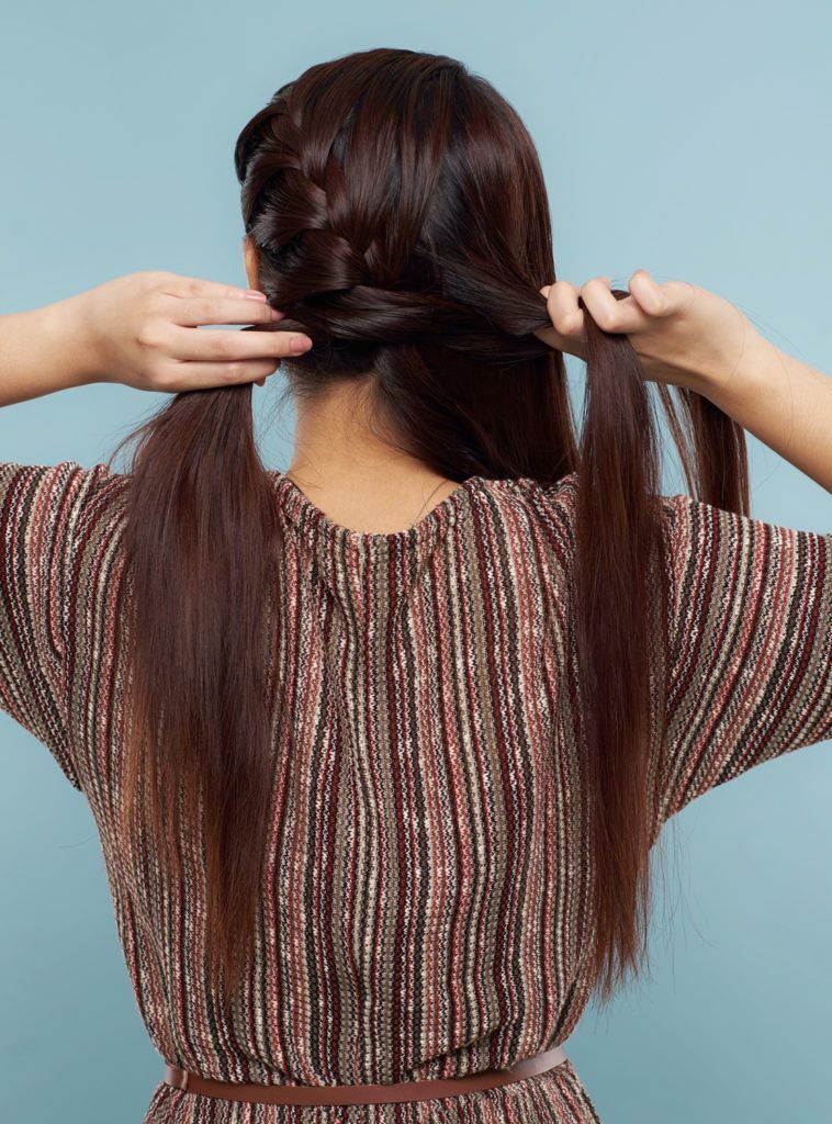 ผู้หญฺิงผมยาว ถักเปียเบี่ยงข้าง