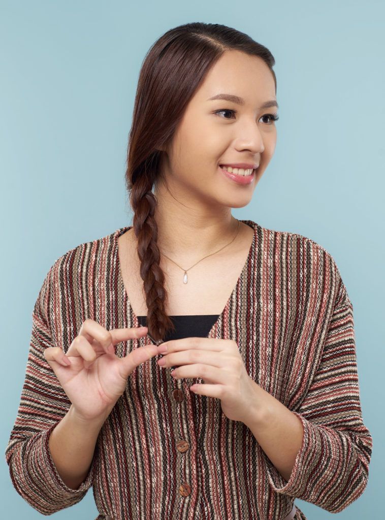 ผู้หญฺิงผมยาว ถักเปียเบี่ยงข้าง