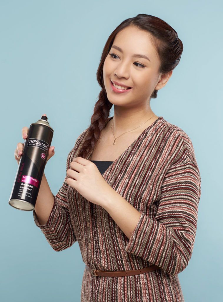 ผู้หญฺิงผมยาว ถักเปียเบี่ยงข้าง