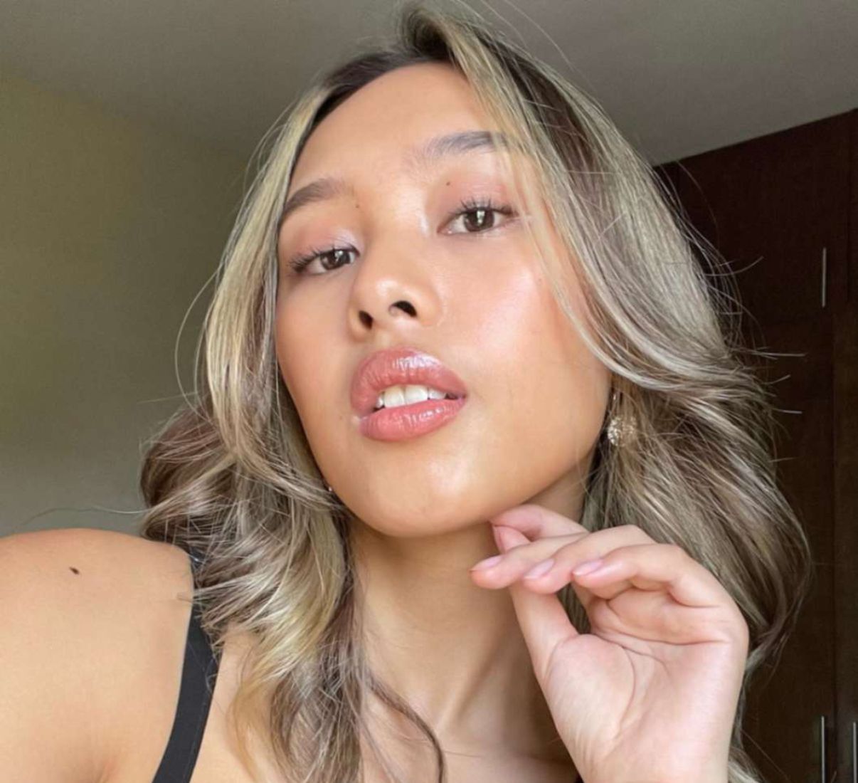 Filipina morena in pearly makeup look.