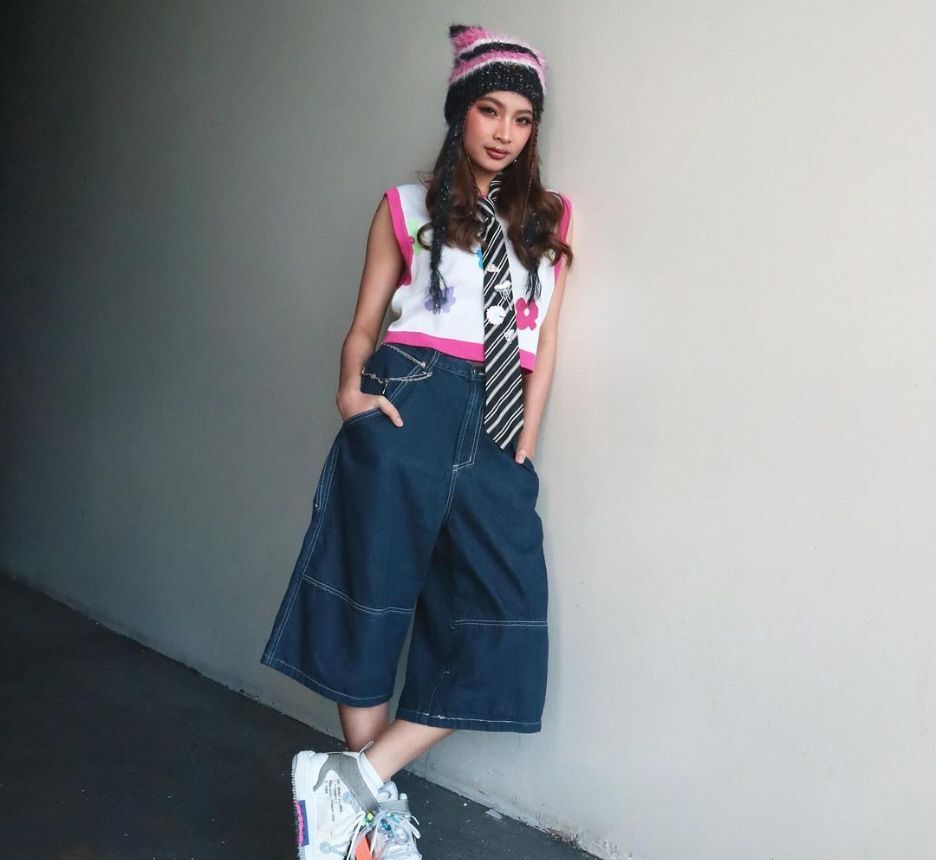 Colet took the pop-punk fashion to heart with baggy jeans and a tie. (Instagram.com/bini_ph)