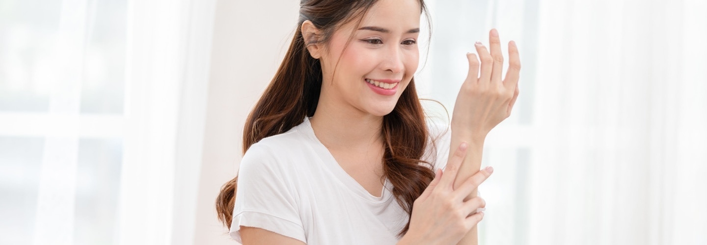 Banner - women applying lotion