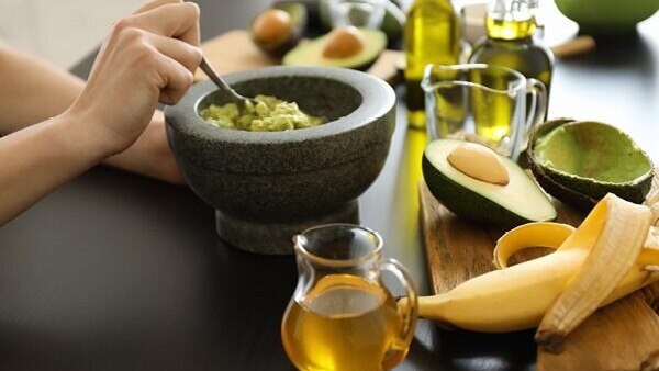 Lemon juice, honey and methi hair mask for dandruff