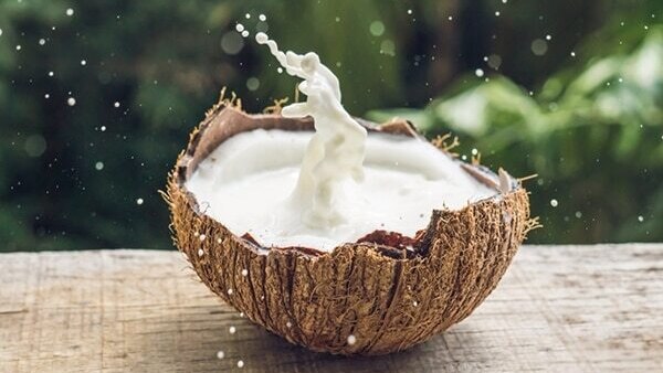 Coconut milk for frizzy hair