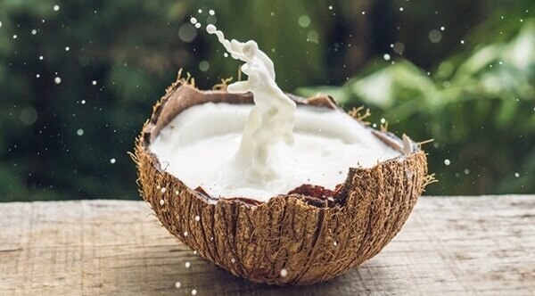 Coconut milk for frizzy hair