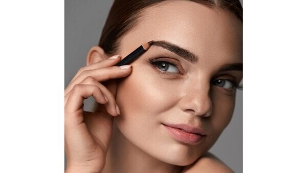 Dirty makeup tools can cause pimples on your eyebrows