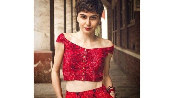 Square necklines