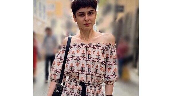 Square necklines