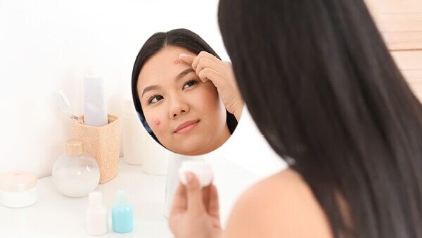 Cinnamon and honey for pimple free skin