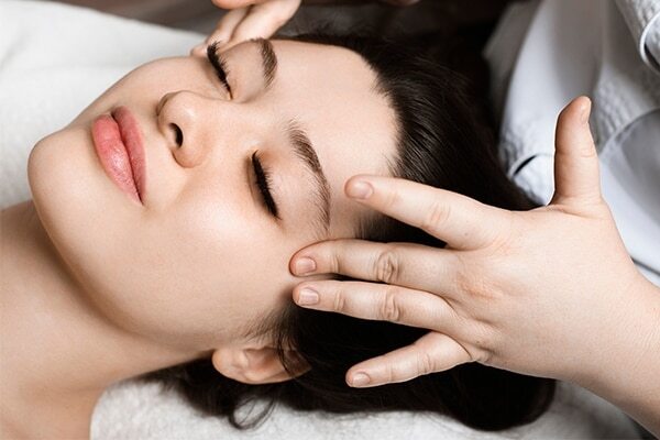 Relieves pain and soothes skin