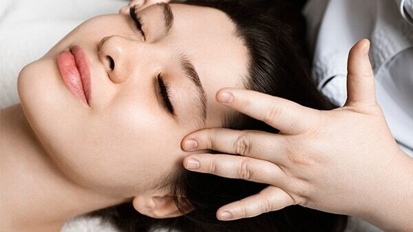 Relieves pain and soothes skin