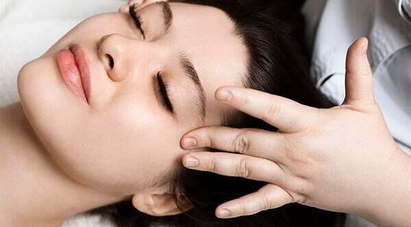 Relieves pain and soothes skin