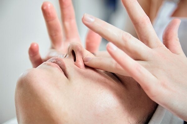 Relieves pain and soothes skin