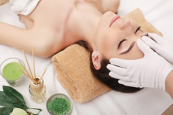 Relieves pain and soothes skin