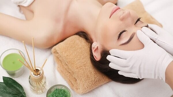 Relieves pain and soothes skin