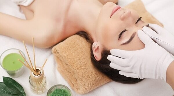 Relieves pain and soothes skin