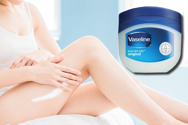 Apply Vaseline or talcum powder on your inner thighs