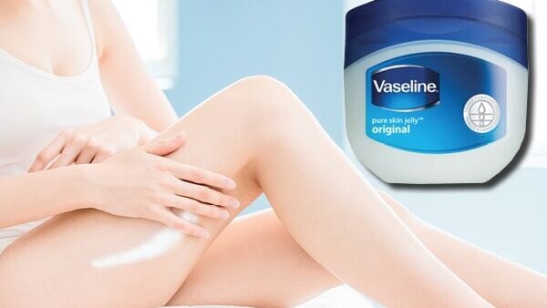 Apply Vaseline or talcum powder on your inner thighs