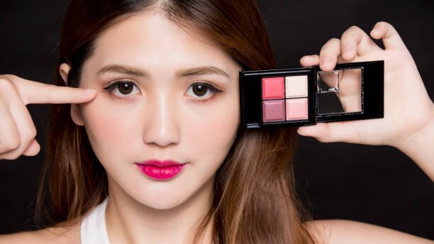 eyeshadow-palette-hacks