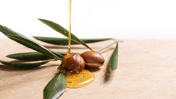 #9 Oil for hair thickening: Castor oil