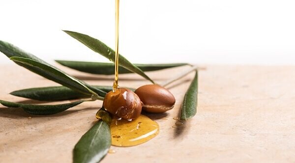 #9 Oil for hair thickening: Castor oil