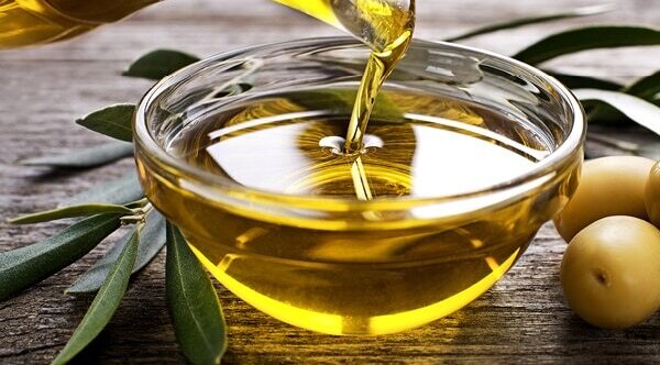 #9 Oil for hair thickening: Castor oil