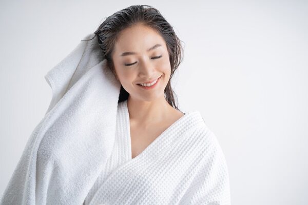 What is the best way to clean microfiber towels for hair?