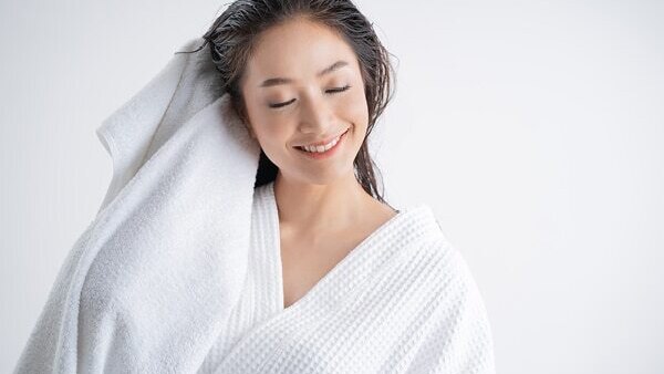 What is the best way to clean microfiber towels for hair?