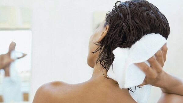 What is the best way to clean microfiber towels for hair?