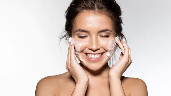 how to use face serum woman lakme vit c