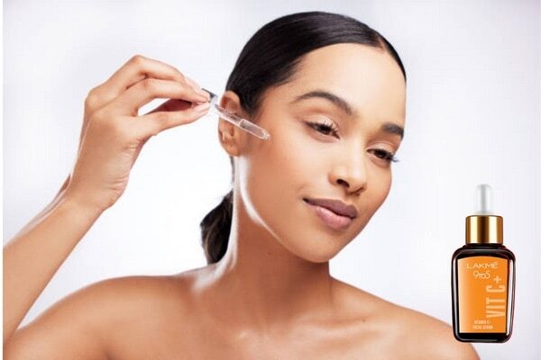 how to use face serum woman lakme vit c