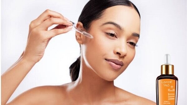 how to use face serum woman lakme vit c