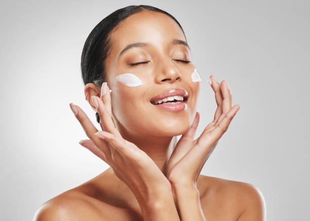 how to apply sunscreen on face woman