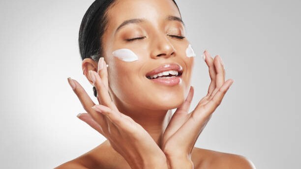 how to apply sunscreen on face woman