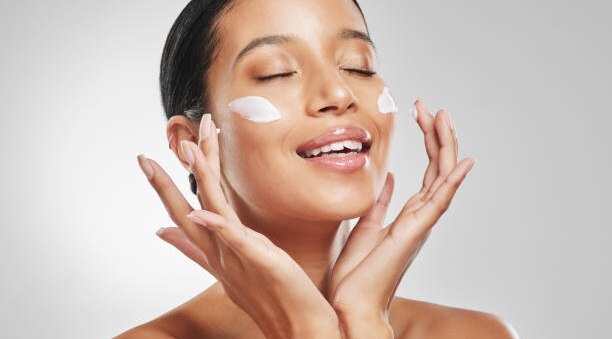 how to apply sunscreen on face woman