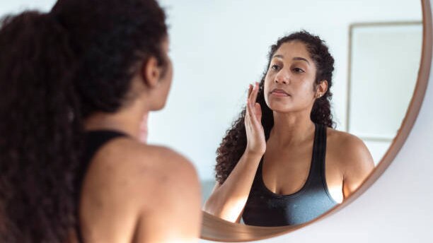 how to apply sunscreen on face woman