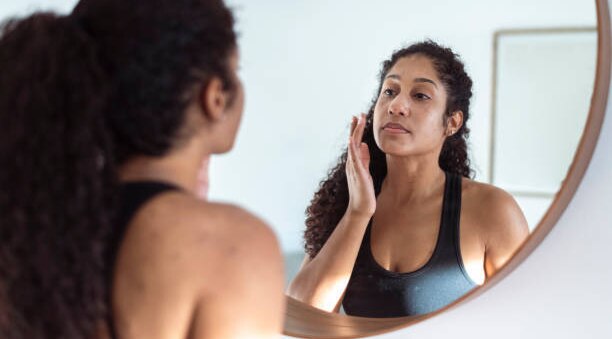 how to apply sunscreen on face woman