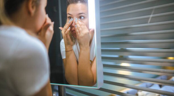how to apply sunscreen on face woman