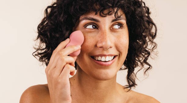 how to apply sunscreen on face woman