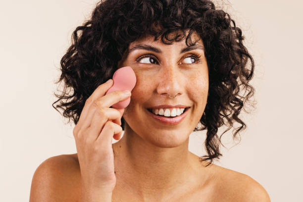 how to apply sunscreen on face woman